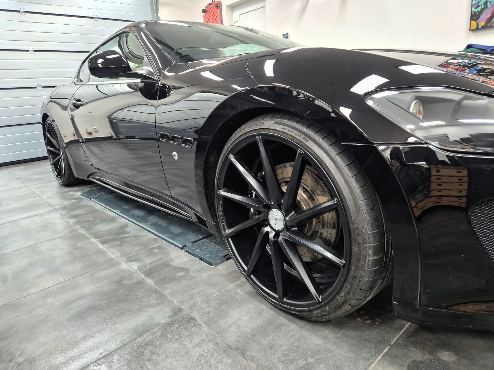 2010 Maserati GranTurismo S, černá kupé, 44 000 km