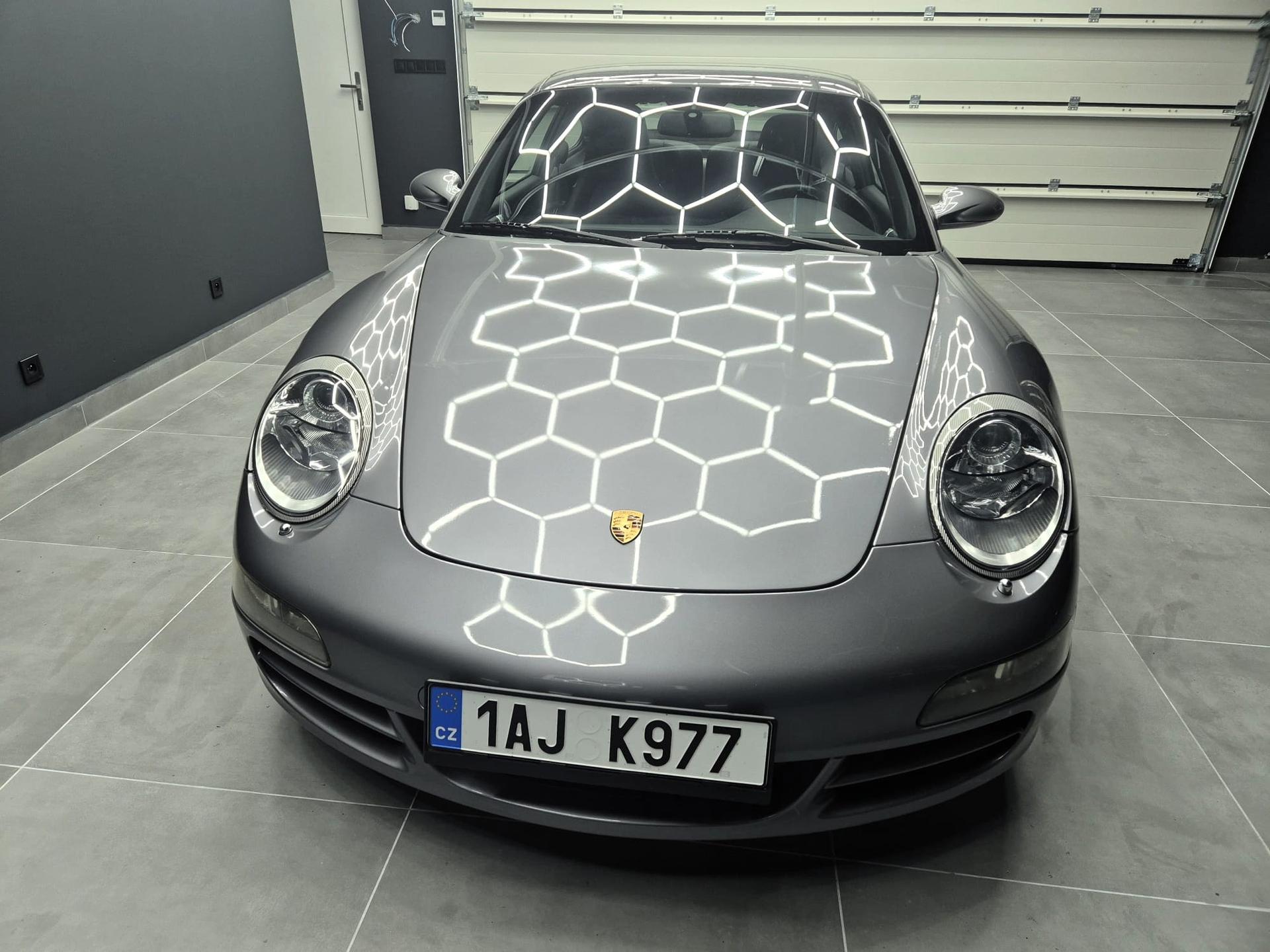 2005 Porsche 997 Carrera S, stříbrná kupé, 42 000 km