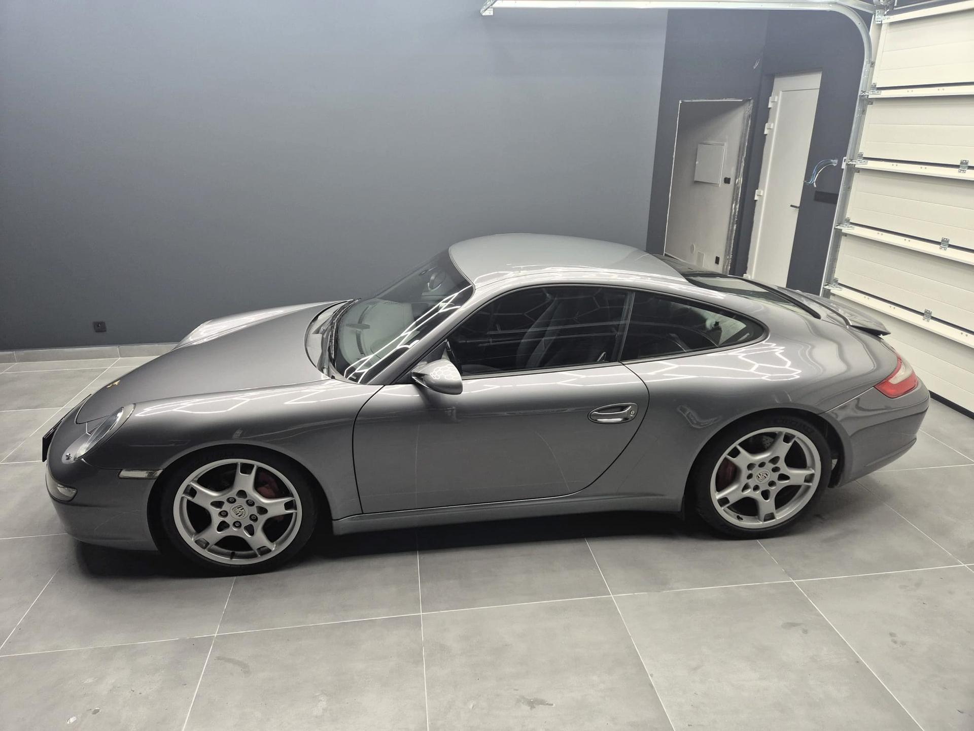 2005 Porsche 997 Carrera S, stříbrná kupé, 42 000 km
