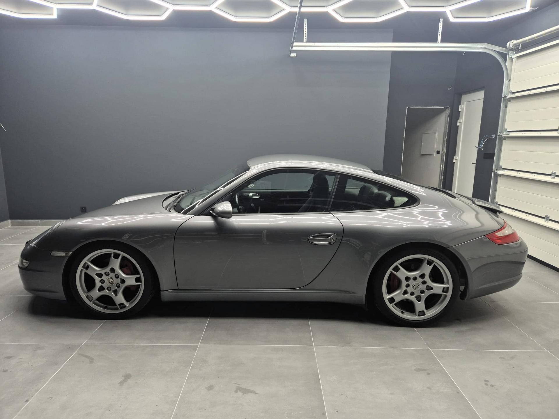 2005 Porsche 997 Carrera S, stříbrná kupé, 42 000 km