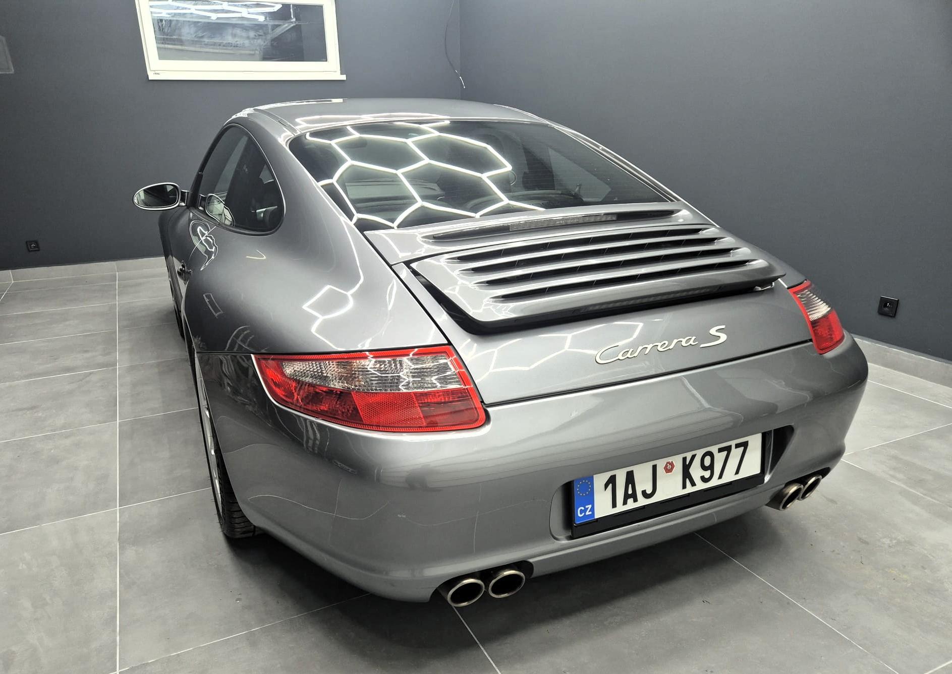 2005 Porsche 997 Carrera S, stříbrná kupé, 42 000 km
