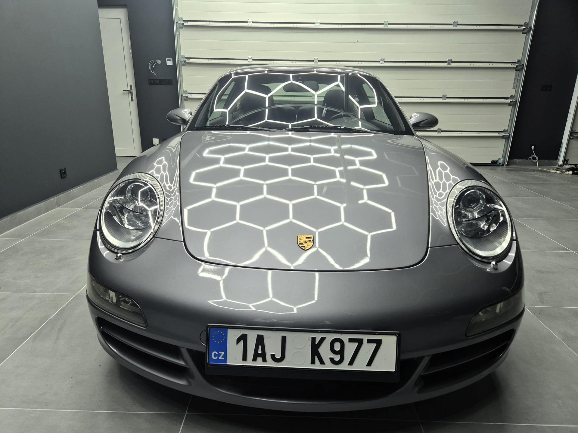 2005 Porsche 997 Carrera S, stříbrná kupé, 42 000 km