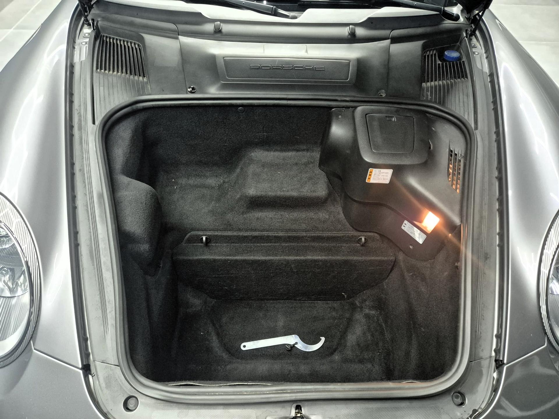 2005 Porsche 997 Carrera S, stříbrná kupé, 42 000 km