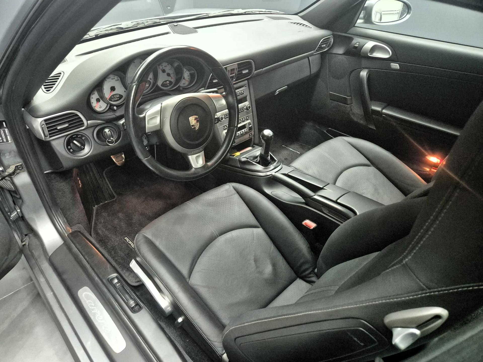 2005 Porsche 997 Carrera S, stříbrná kupé, 42 000 km