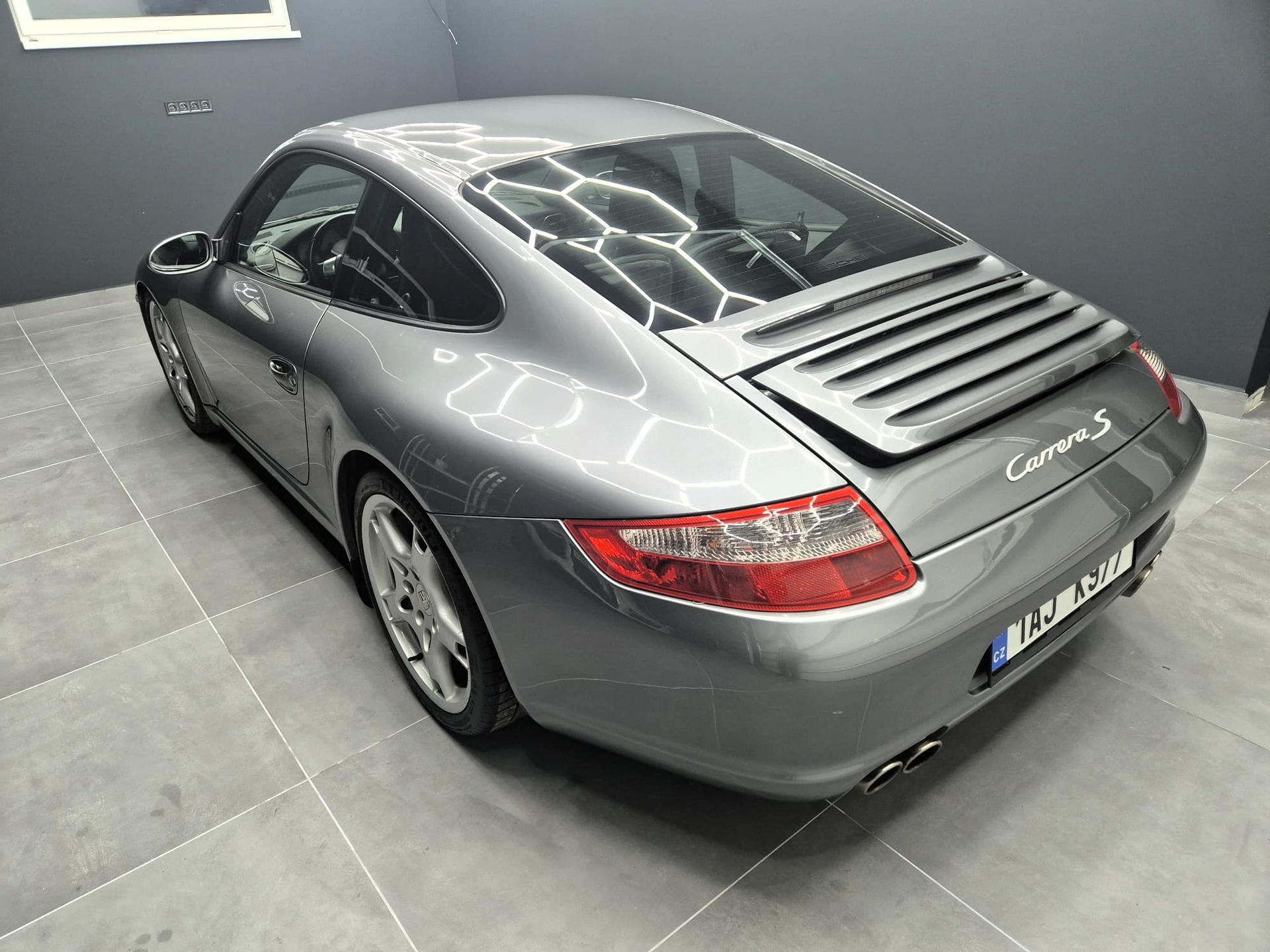 2005 Porsche 997 Carrera S, stříbrná kupé, 42 000 km