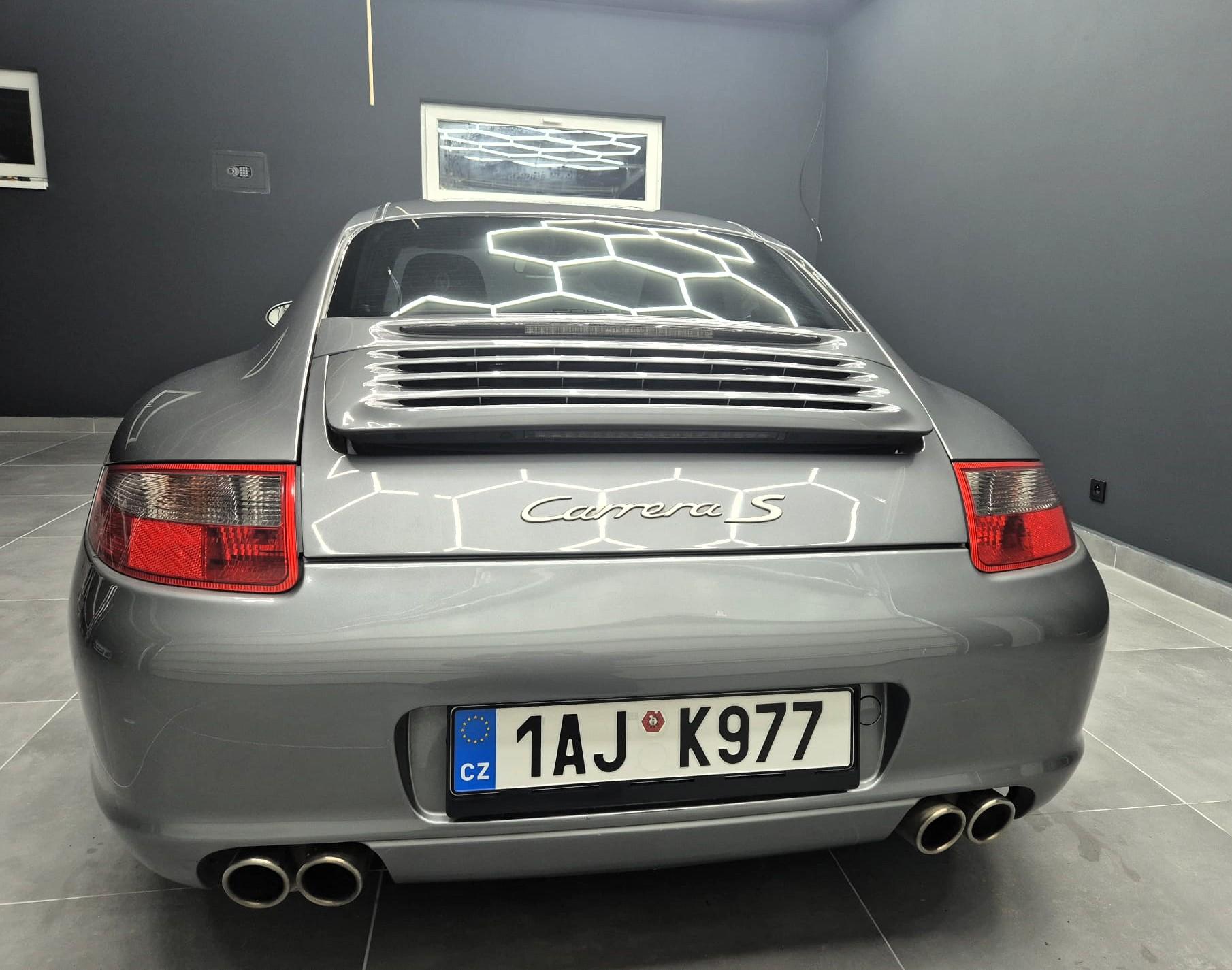 2005 Porsche 997 Carrera S, stříbrná kupé, 42 000 km