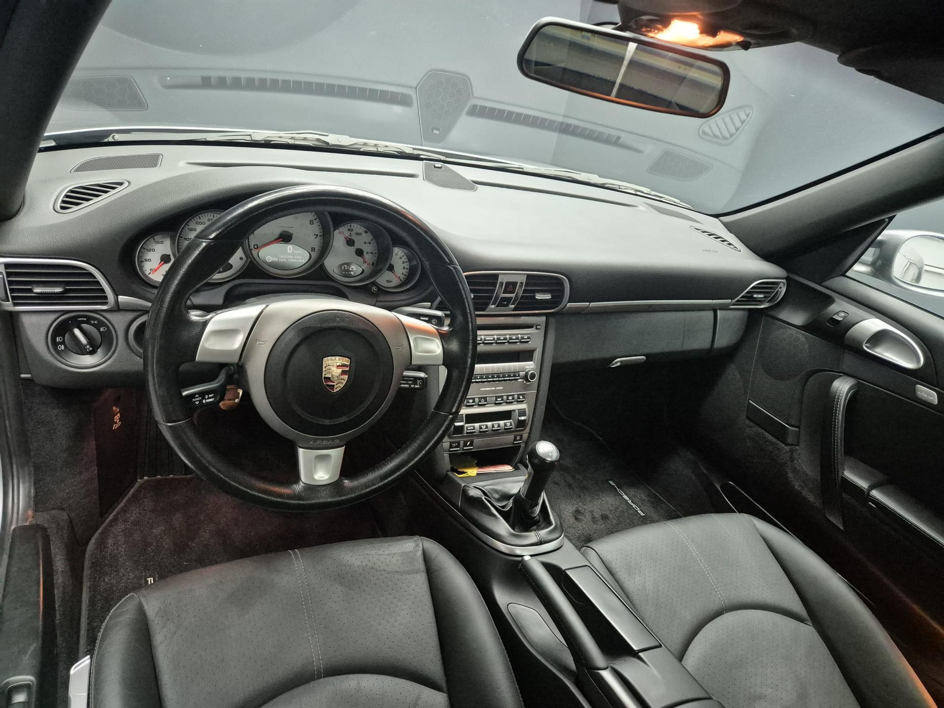 2005 Porsche 997 Carrera S, stříbrná kupé, 42 000 km