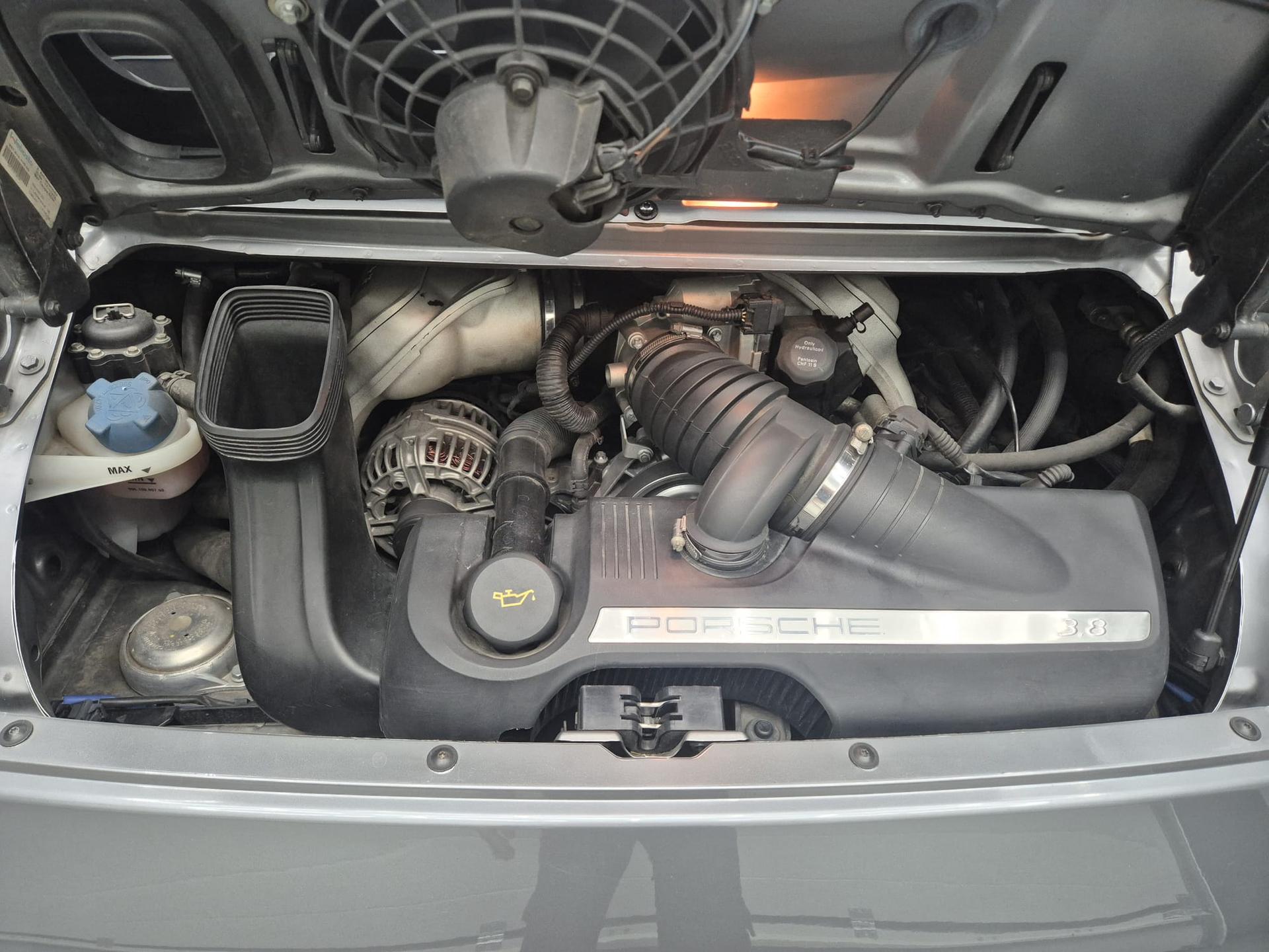 2005 Porsche 997 Carrera S, stříbrná kupé, 42 000 km