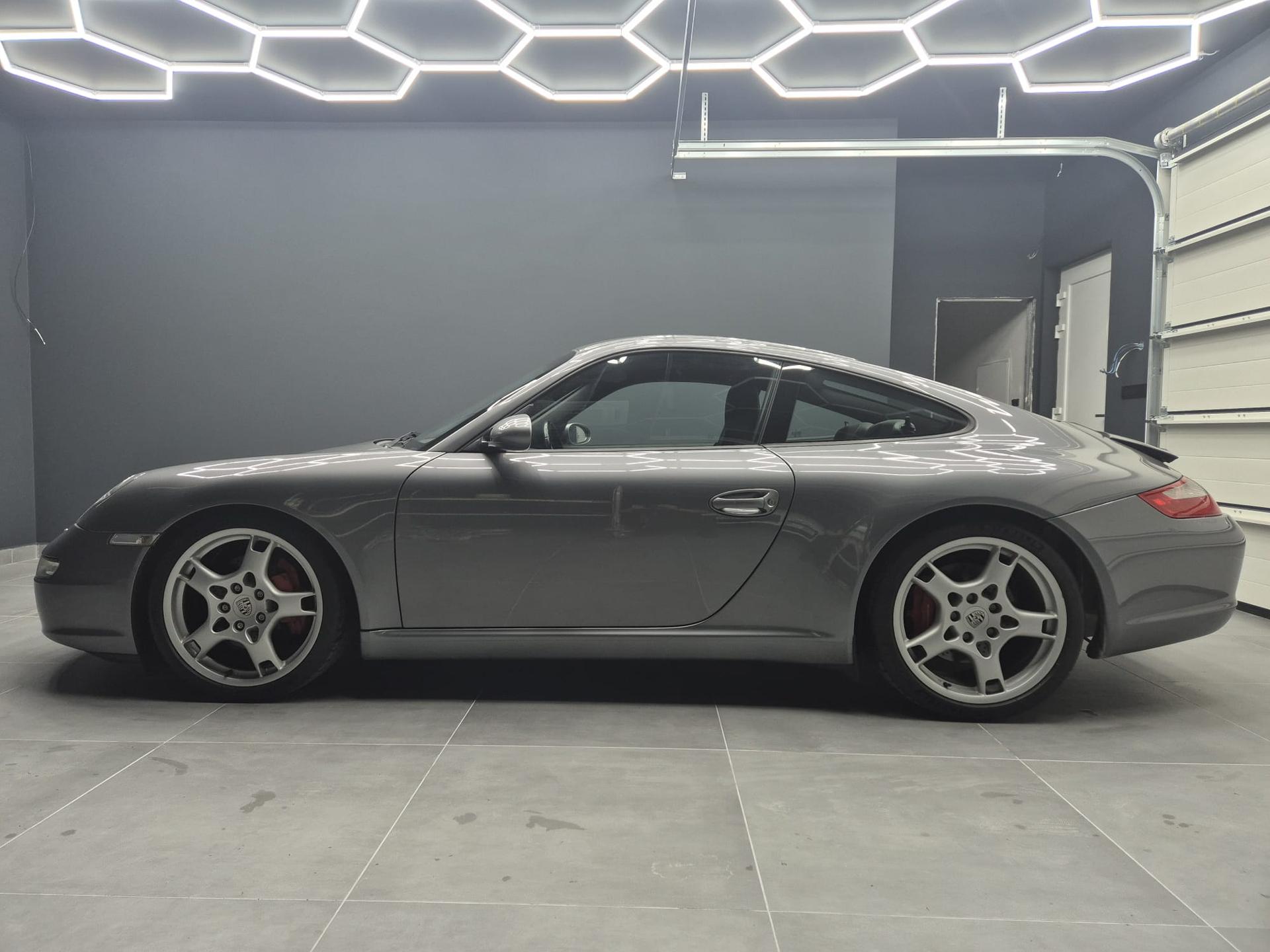 2005 Porsche 997 Carrera S, stříbrná kupé, 42 000 km