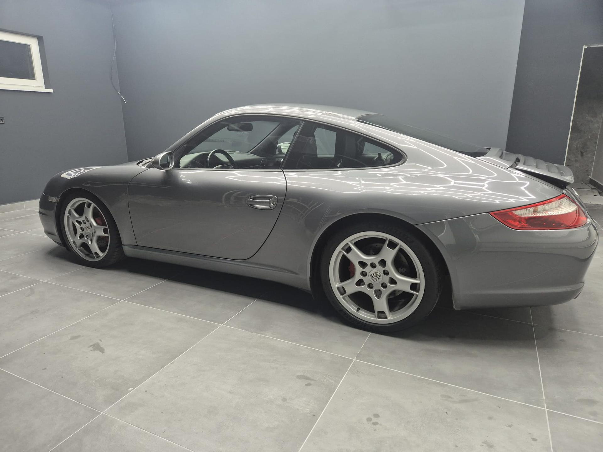 2005 Porsche 997 Carrera S, stříbrná kupé, 42 000 km
