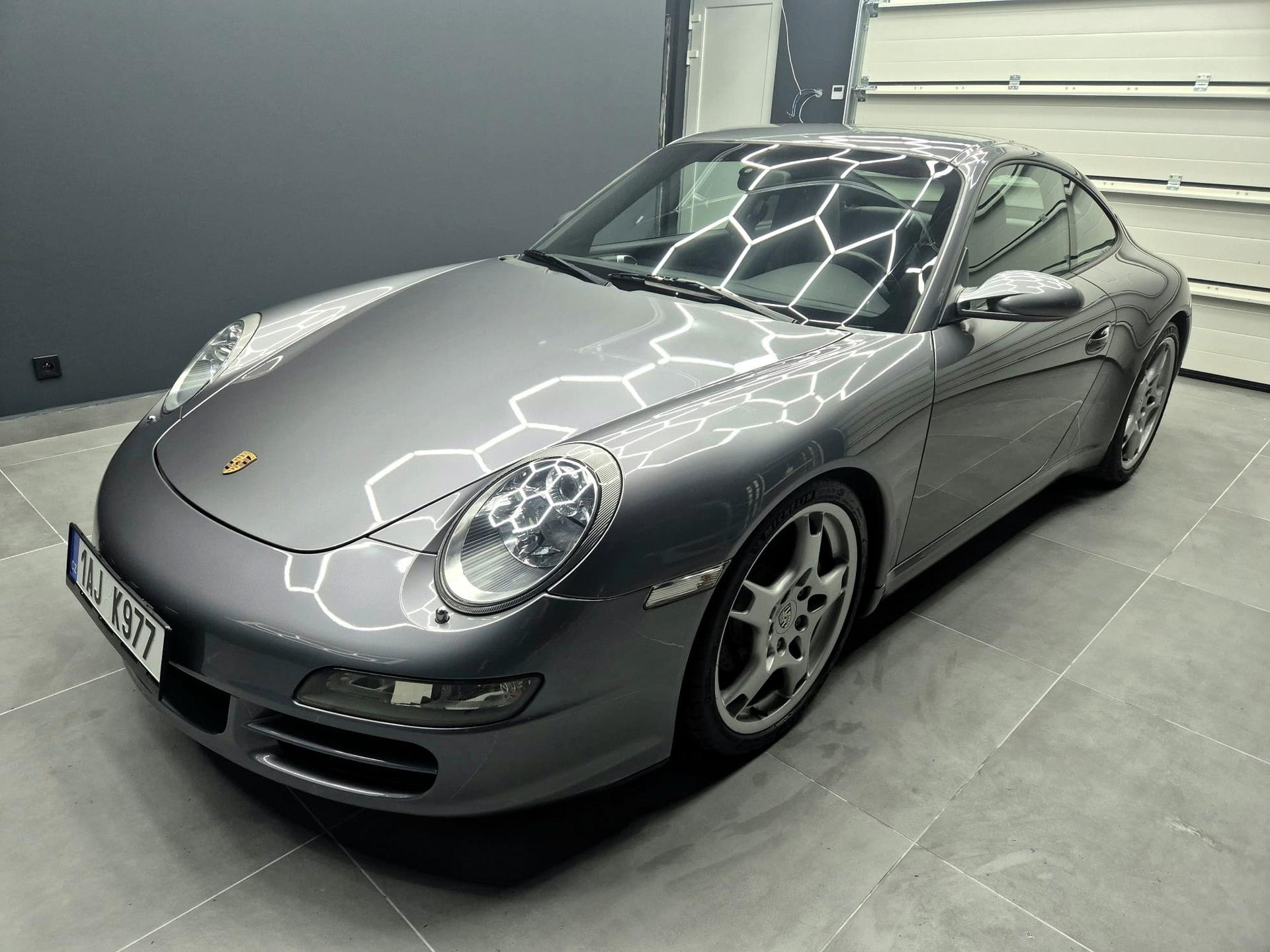 2005 Porsche 997 Carrera S, stříbrná kupé, 42 000 km