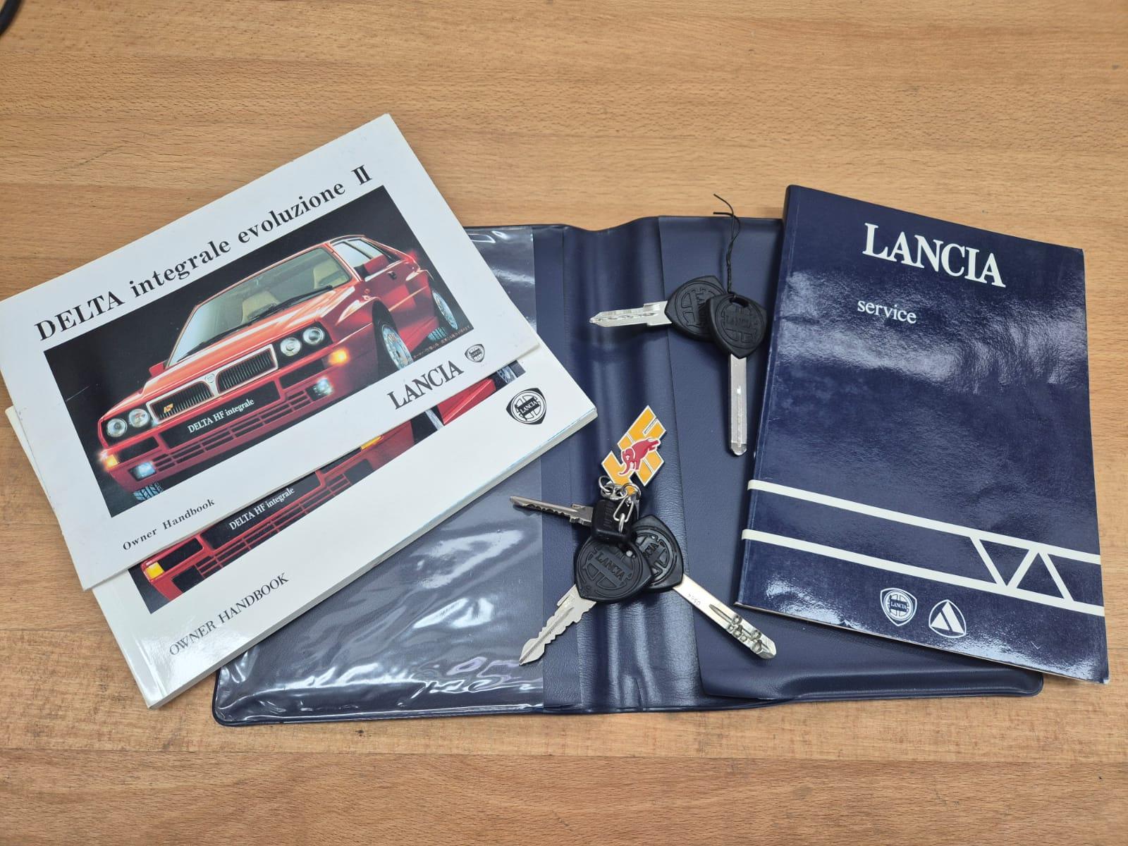 1994 Lancia Delta HF Integrale EVO 2, červená hatchback, 129 000 km
