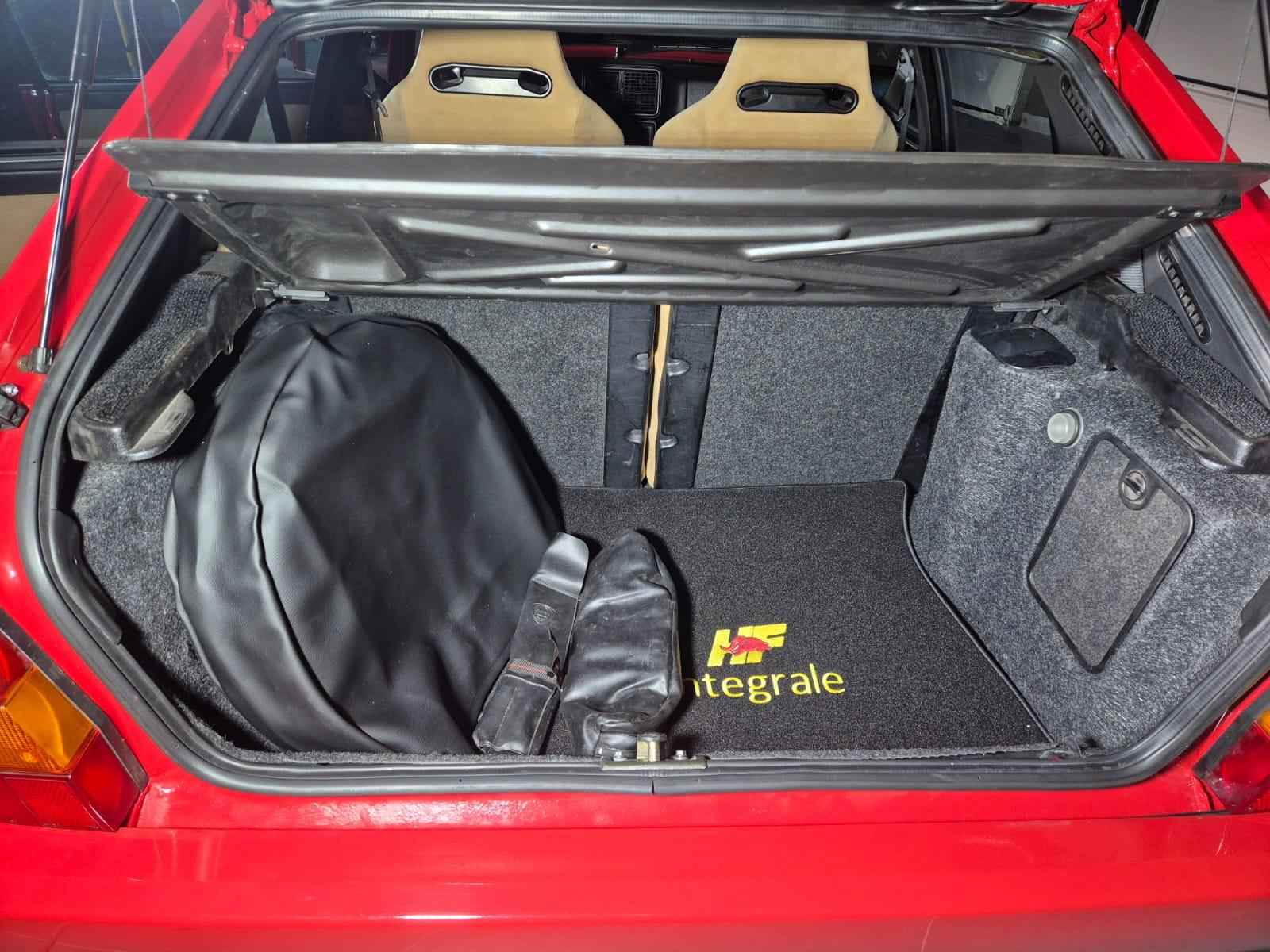 1994 Lancia Delta HF Integrale EVO 2, červená hatchback, 129 000 km