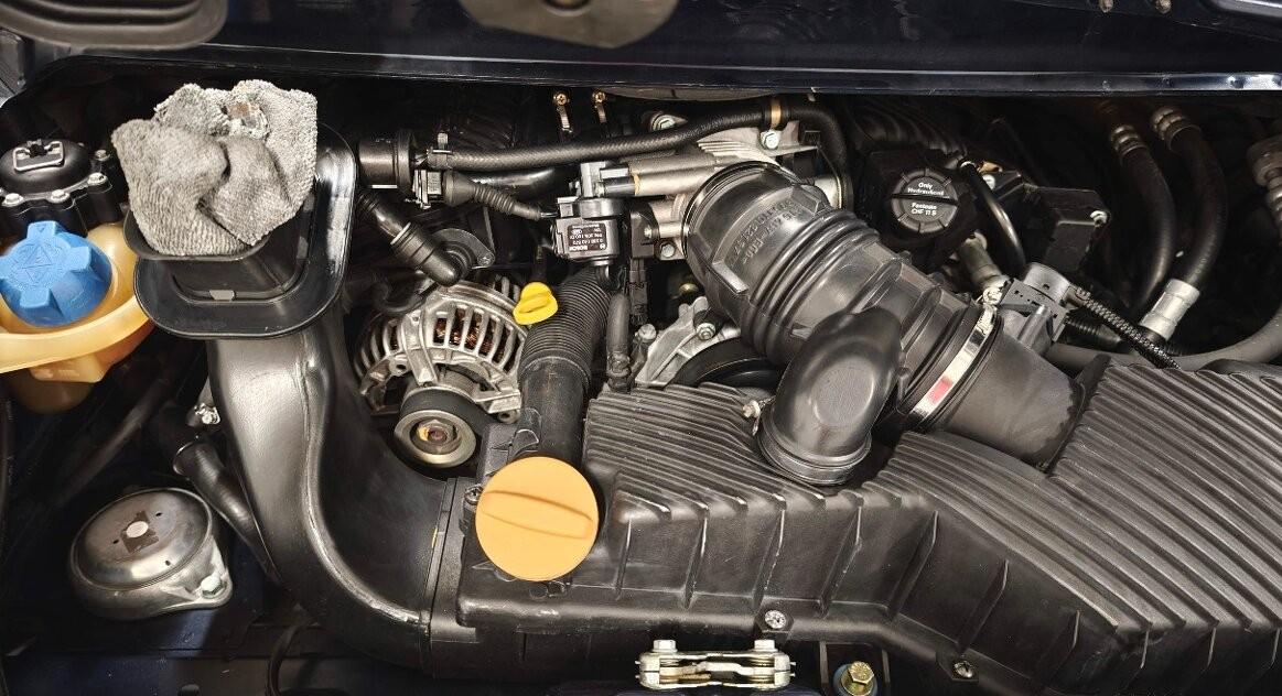 1998 Porsche 996 Carrera / 4, tmavě modrá kupé, 149 000 km