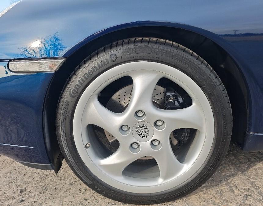 1998 Porsche 996 Carrera / 4, tmavě modrá kupé, 149 000 km