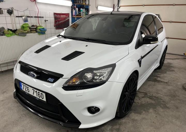 2009 Ford Focus RS, bílá hatchback, 59 000 km