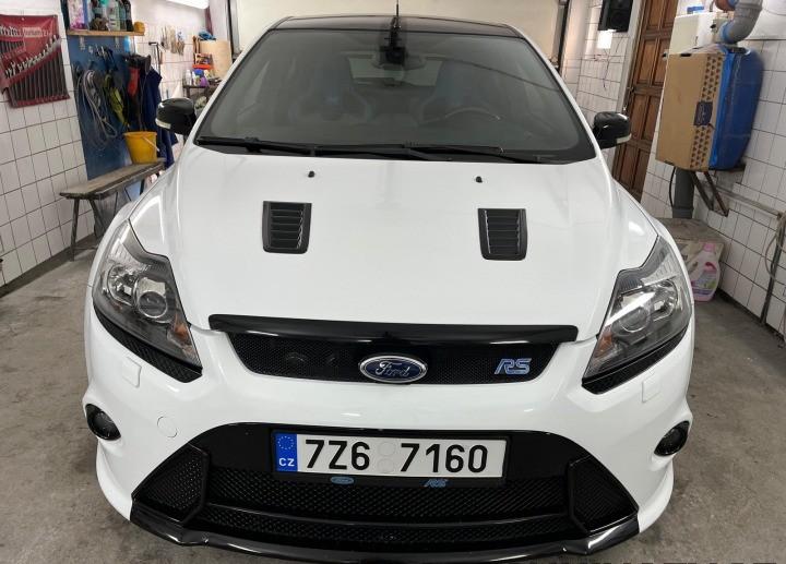2009 Ford Focus RS, bílá hatchback, 59 000 km