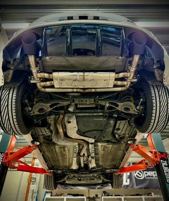 2009 Ford Focus RS, bílá hatchback, 59 000 km