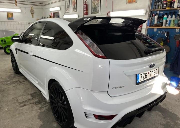 2009 Ford Focus RS, bílá hatchback, 59 000 km