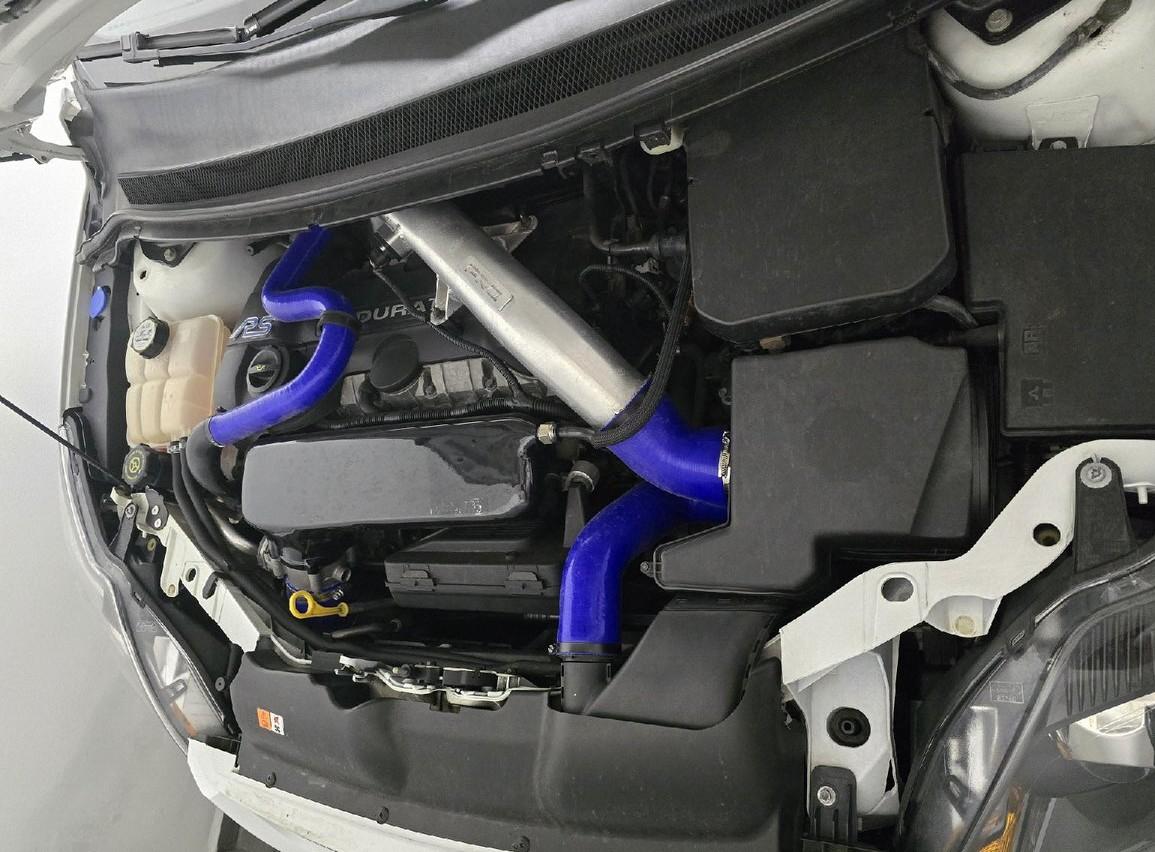 2009 Ford Focus RS, bílá hatchback, 59 000 km