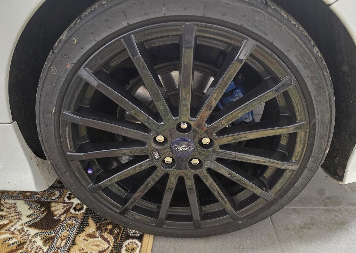 2009 Ford Focus RS, bílá hatchback, 59 000 km