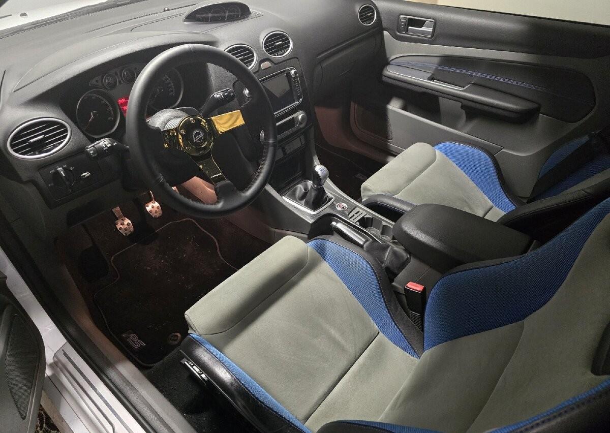 2009 Ford Focus RS, bílá hatchback, 59 000 km