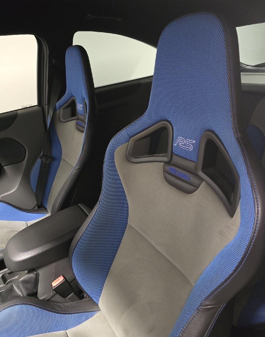 2009 Ford Focus RS, bílá hatchback, 59 000 km