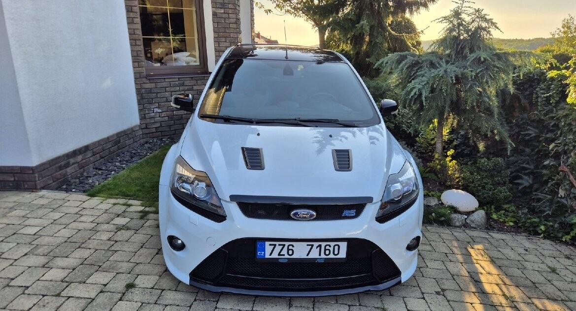 2009 Ford Focus RS, bílá hatchback, 59 000 km