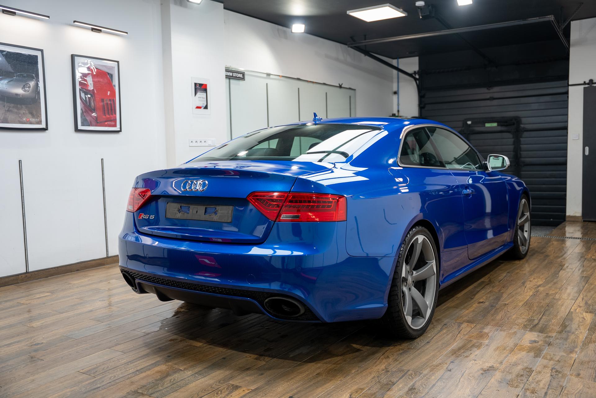 2013 AUDI RS5 4.2 FSI V8, tmavě modrá kupé, 105 000 km