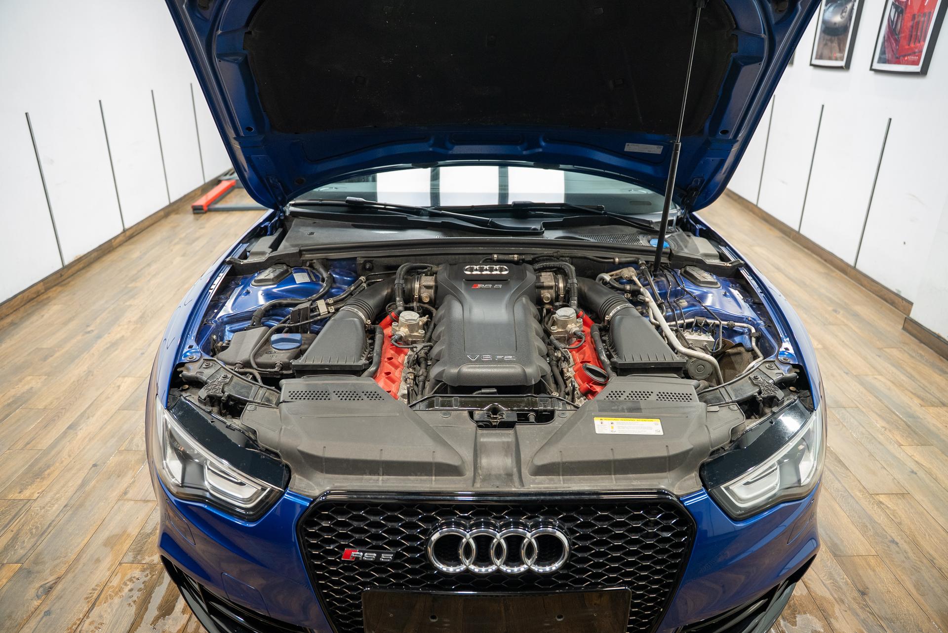 2013 AUDI RS5 4.2 FSI V8, tmavě modrá kupé, 105 000 km