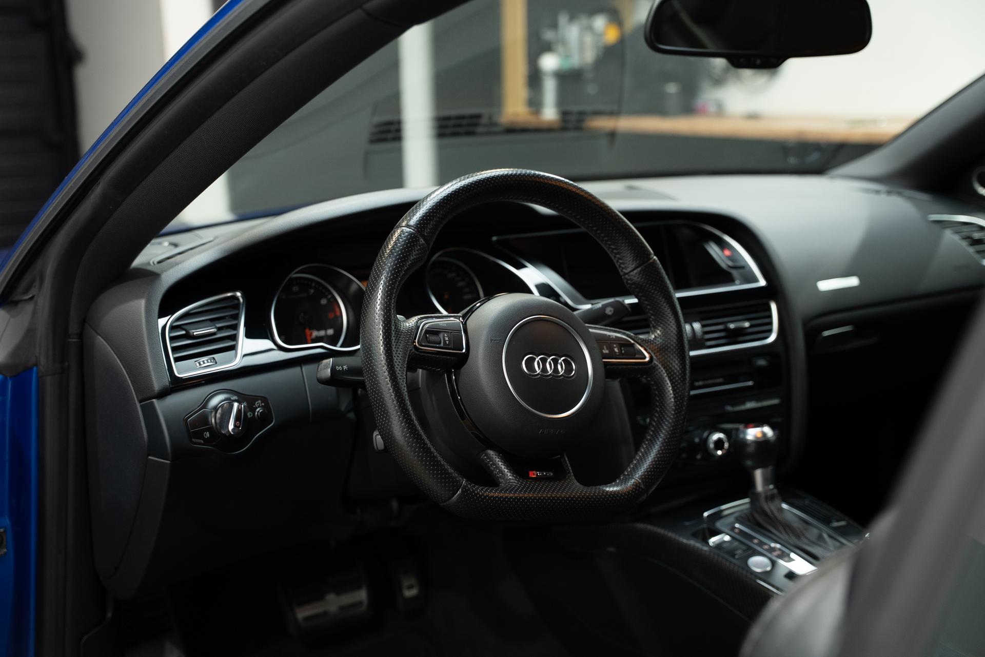 2013 AUDI RS5 4.2 FSI V8, tmavě modrá kupé, 105 000 km