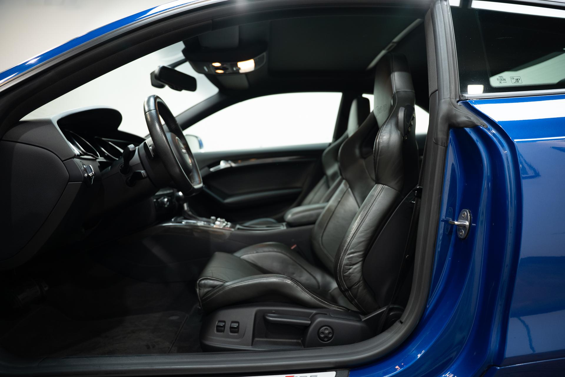 2013 AUDI RS5 4.2 FSI V8, tmavě modrá kupé, 105 000 km