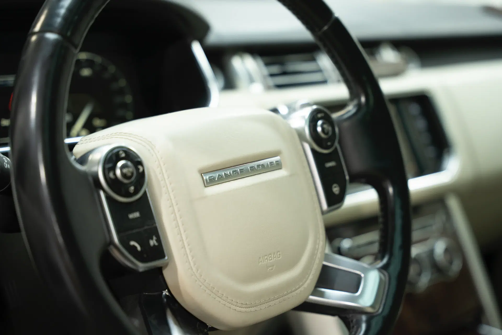 2015 Land Rover RR Sport SV Autobiography, bílá suv, 216 000 km