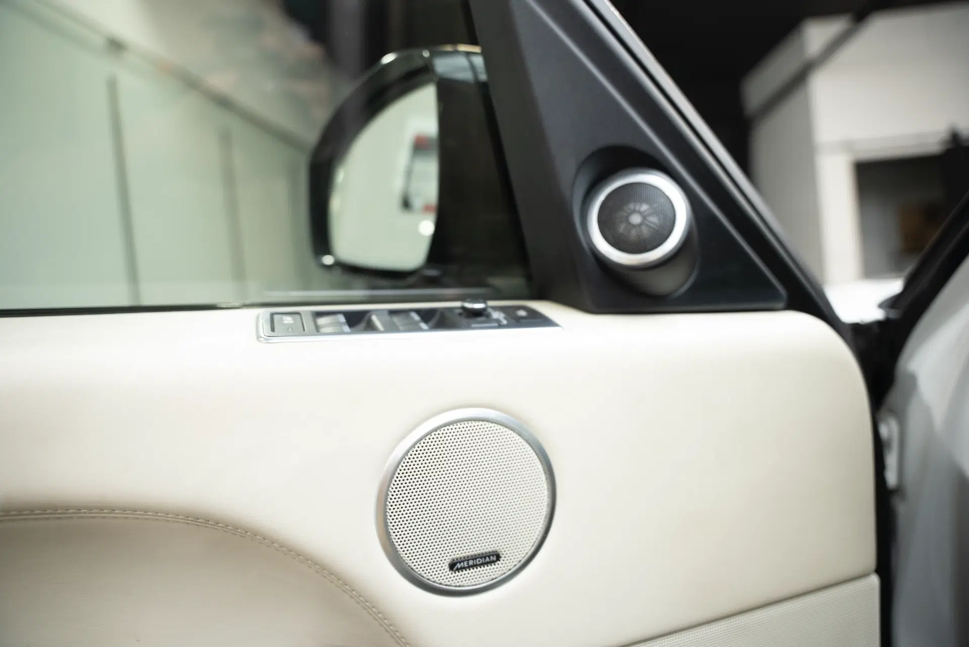 2015 Land Rover RR Sport SV Autobiography, bílá suv, 216 000 km